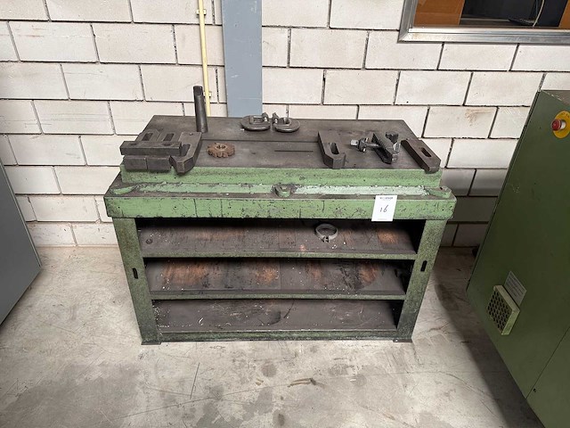 Vlaktafel met opspan gereedschap - afbeelding 1 van  4