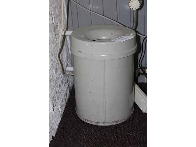 Vlamdovende prullenbak met hoogte 35 cm. - afbeelding 2 van  2