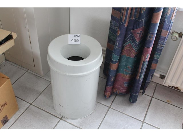 Vlamdovende prullenbak. - afbeelding 1 van  2