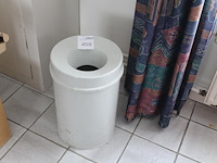 Vlamdovende prullenbak. - afbeelding 1 van  2