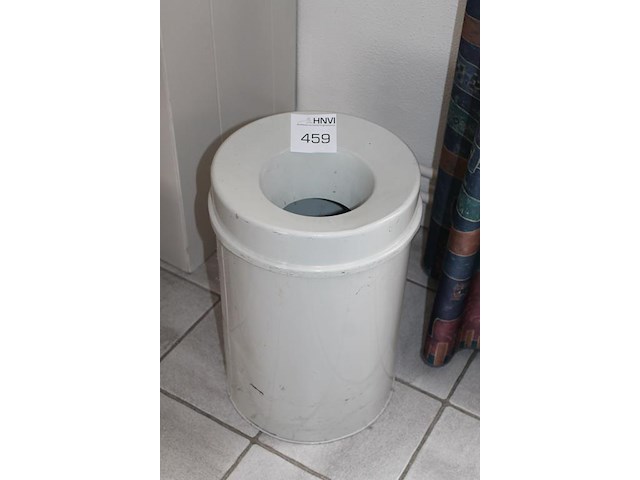 Vlamdovende prullenbak. - afbeelding 2 van  2