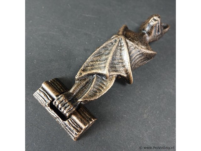 Vleermuis als deurklopper - afbeelding 3 van  5