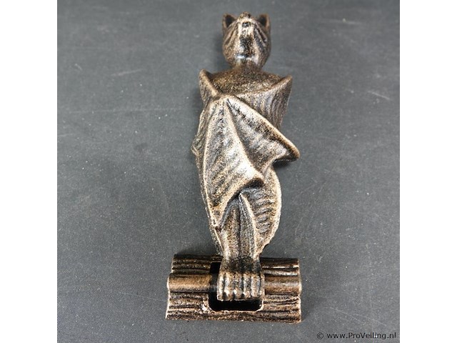 Vleermuis als deurklopper - afbeelding 4 van  5