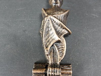 Vleermuis als deurklopper - afbeelding 4 van  5