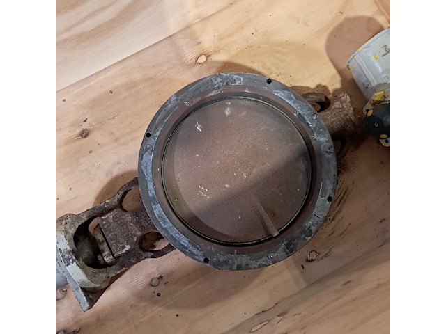 Vlinderklep afsluiter in houten transportkist - afbeelding 2 van  8