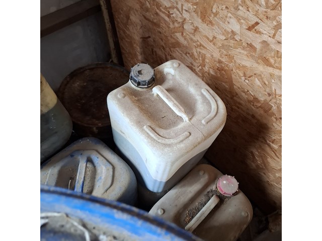 Vloeistoflekbak met diverse vloeistoffen - afbeelding 5 van  8