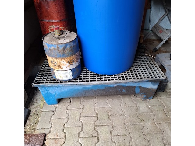 Vloeistoflekbak met diverse vloeistoffen - afbeelding 7 van  8