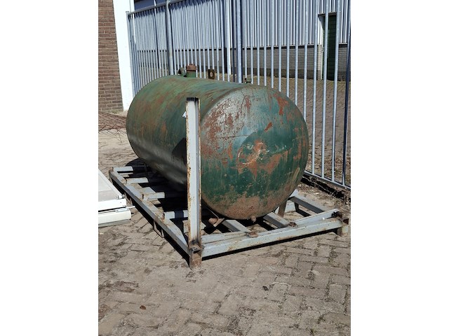 Vloeistoftank op transportbok - afbeelding 1 van  4