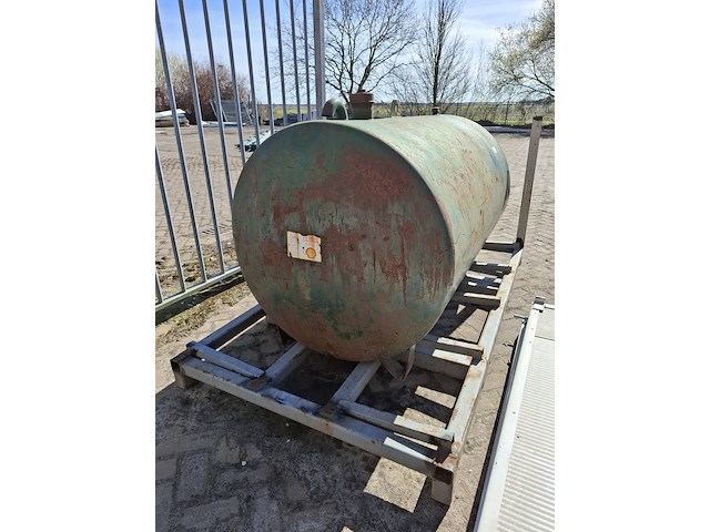 Vloeistoftank op transportbok - afbeelding 2 van  4