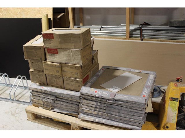 Vloer en wandtegels op pallet waaronder ruim 50 stuks 60 x 60 cm en 200 stuks 20 x 40 cm. - afbeelding 1 van  3