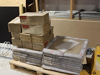 Vloer en wandtegels op pallet waaronder ruim 50 stuks 60 x 60 cm en 200 stuks 20 x 40 cm. - afbeelding 1 van  3