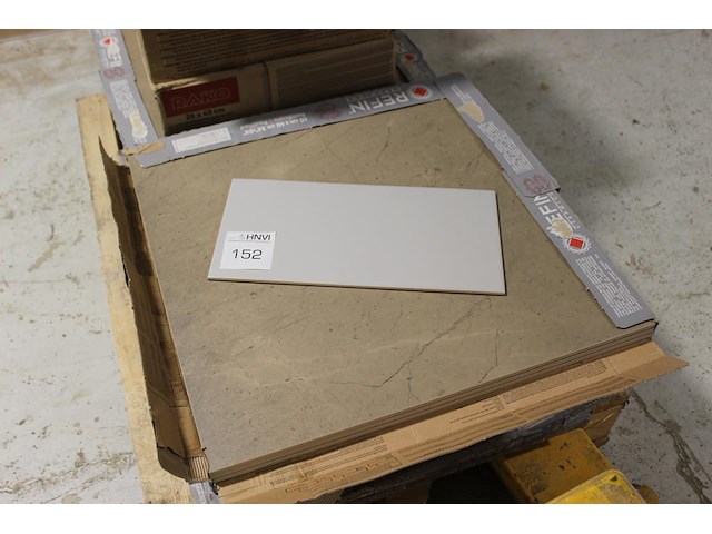 Vloer en wandtegels op pallet waaronder ruim 50 stuks 60 x 60 cm en 200 stuks 20 x 40 cm. - afbeelding 2 van  3