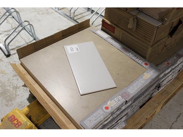 Vloer en wandtegels op pallet waaronder ruim 50 stuks 60 x 60 cm en 200 stuks 20 x 40 cm. - afbeelding 3 van  3