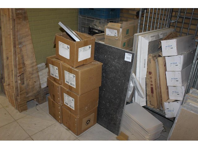 Vloer en wandtegels op twee pallets en in en om twee rolcontainers. diverse maten en uitvoeringen. let op e... - afbeelding 1 van  5