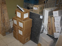 Vloer en wandtegels op twee pallets en in en om twee rolcontainers. diverse maten en uitvoeringen. let op e... - afbeelding 1 van  5