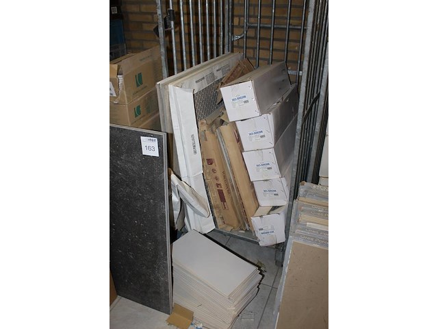 Vloer en wandtegels op twee pallets en in en om twee rolcontainers. diverse maten en uitvoeringen. let op e... - afbeelding 2 van  5
