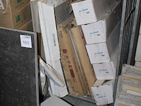Vloer en wandtegels op twee pallets en in en om twee rolcontainers. diverse maten en uitvoeringen. let op e... - afbeelding 2 van  5