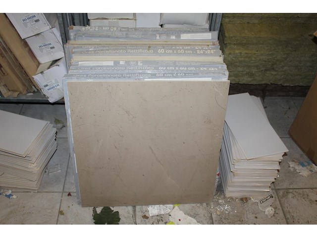 Vloer en wandtegels op twee pallets en in en om twee rolcontainers. diverse maten en uitvoeringen. let op e... - afbeelding 3 van  5