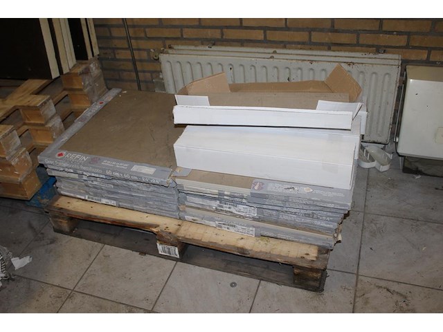 Vloer en wandtegels op twee pallets en in en om twee rolcontainers. diverse maten en uitvoeringen. let op e... - afbeelding 4 van  5