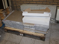 Vloer en wandtegels op twee pallets en in en om twee rolcontainers. diverse maten en uitvoeringen. let op e... - afbeelding 4 van  5