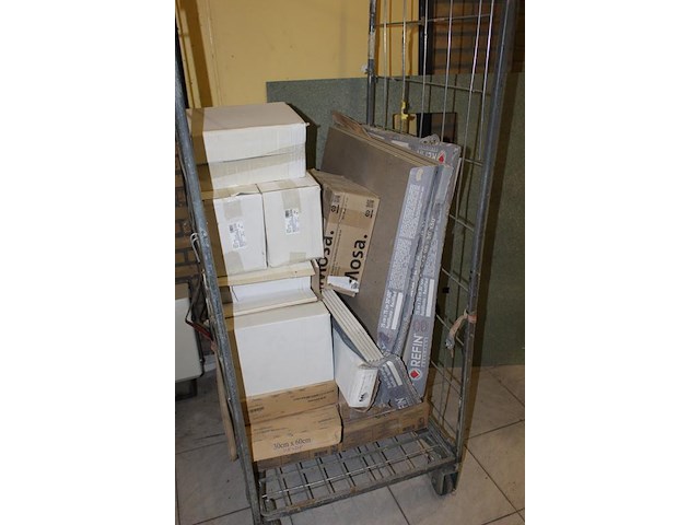 Vloer en wandtegels op twee pallets en in en om twee rolcontainers. diverse maten en uitvoeringen. let op e... - afbeelding 5 van  5