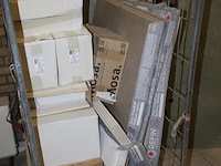 Vloer en wandtegels op twee pallets en in en om twee rolcontainers. diverse maten en uitvoeringen. let op e... - afbeelding 5 van  5