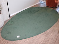 Vloerkleed eivormig. afmeting circa 350 x 200 cm. - afbeelding 1 van  2