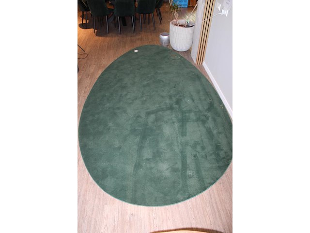 Vloerkleed eivormig. afmeting circa 350 x 200 cm. - afbeelding 2 van  2