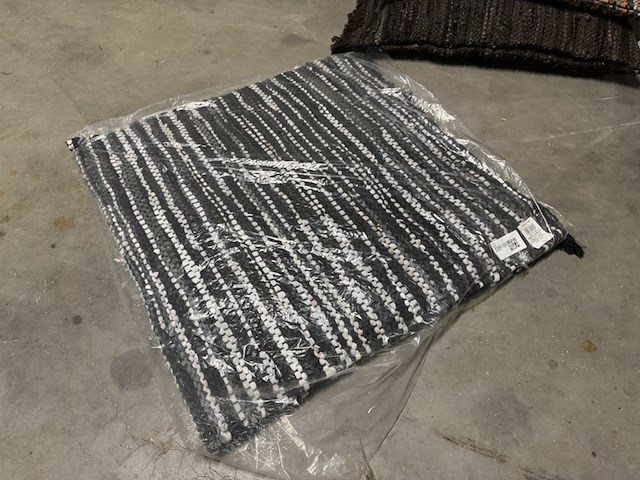 Vloerkussen van gevlochten leer - afbeelding 3 van  4