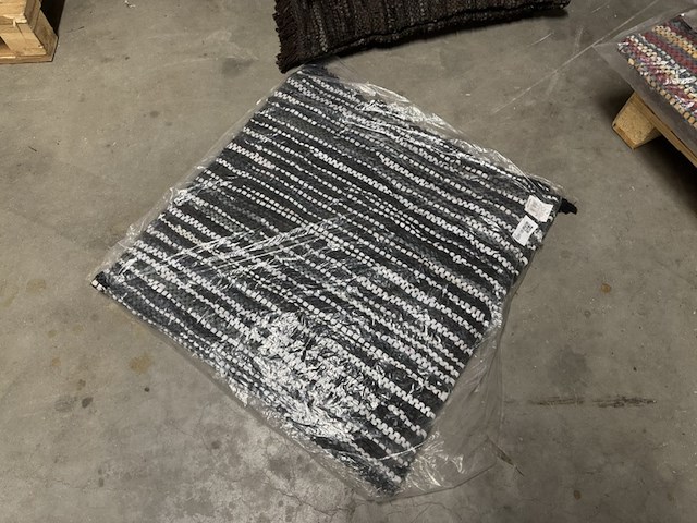 Vloerkussen van gevlochten leer - afbeelding 4 van  4