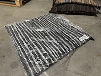 Vloerkussen van gevlochten leer - afbeelding 1 van  4