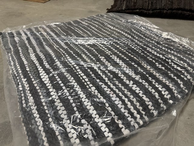 Vloerkussen van gevlochten leer - afbeelding 2 van  4