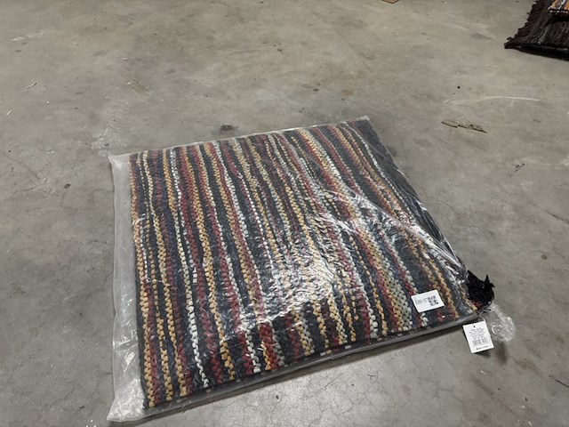 Vloerkussen van gevlochten leer - afbeelding 2 van  4