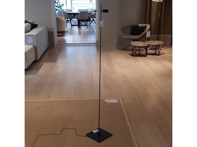 Vloerlamp radius, absolute, zwart - afbeelding 1 van  6