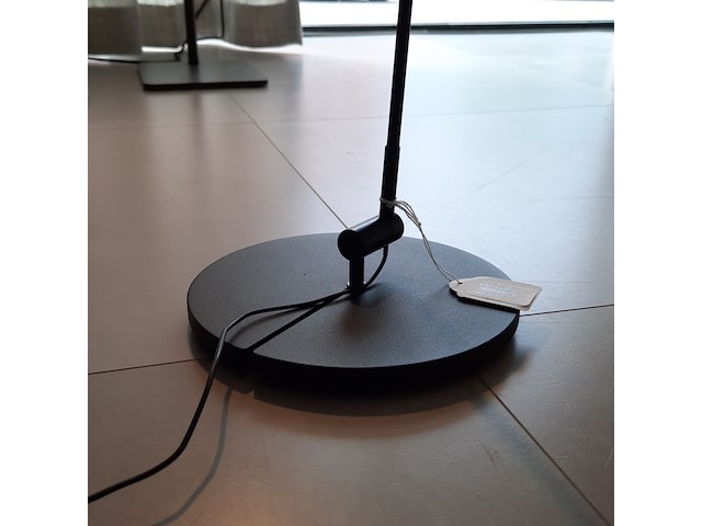 Vloerlamp radius, basica, zwart - afbeelding 9 van  9