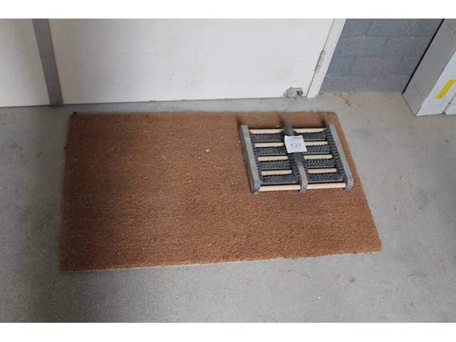 Vloermat met schoenenbezem. - afbeelding 1 van  2