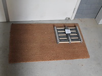 Vloermat met schoenenbezem. - afbeelding 1 van  2