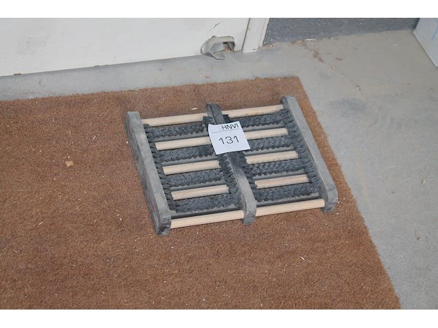 Vloermat met schoenenbezem. - afbeelding 2 van  2