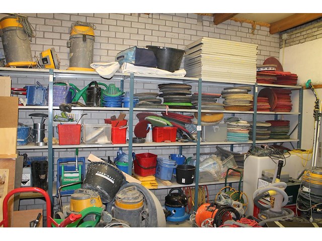 Vloerreinigingsproducten in 5-delige stelling waaronder pads in diverse maten en uitvoeringen, schrobbers, ... - afbeelding 1 van  5