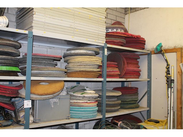 Vloerreinigingsproducten in 5-delige stelling waaronder pads in diverse maten en uitvoeringen, schrobbers, ... - afbeelding 2 van  5