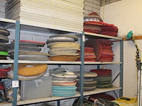 Vloerreinigingsproducten in 5-delige stelling waaronder pads in diverse maten en uitvoeringen, schrobbers, ... - afbeelding 2 van  5