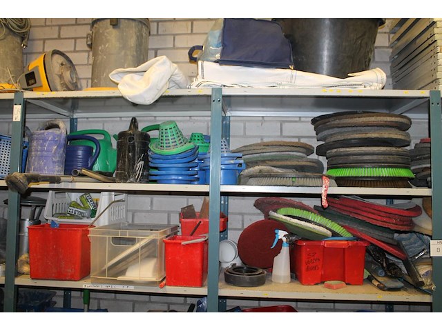 Vloerreinigingsproducten in 5-delige stelling waaronder pads in diverse maten en uitvoeringen, schrobbers, ... - afbeelding 3 van  5