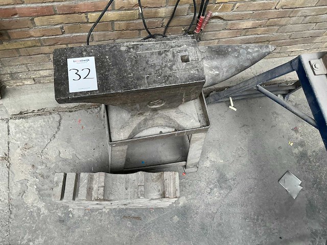 Vm aambeeld met gatenblok - afbeelding 4 van  4