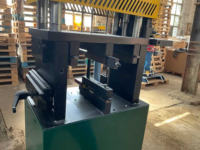 Voemme t1k-700-00 aluminium profiel ponsmachine - afbeelding 2 van  6