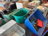 Voerbak en liksteenhouders (7x) - afbeelding 1 van  4