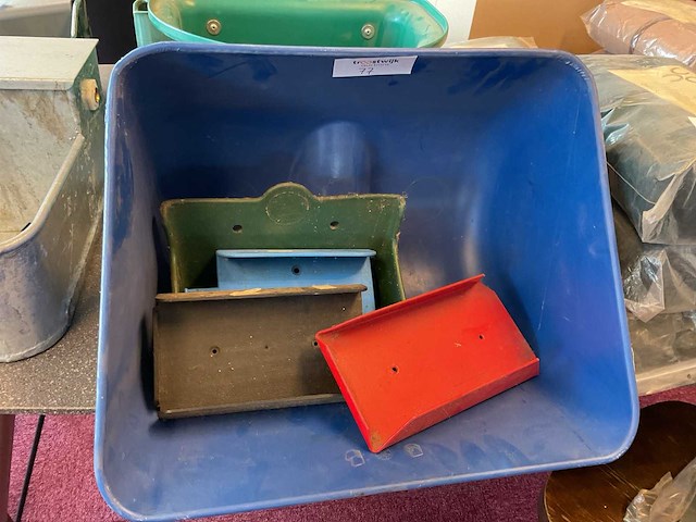 Voerbak en liksteenhouders (7x) - afbeelding 2 van  4