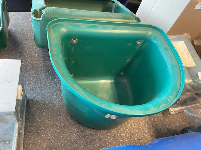 Voerbak en liksteenhouders (7x) - afbeelding 3 van  4