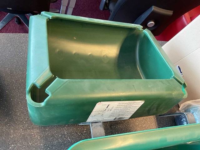 Voerbak en liksteenhouders (7x) - afbeelding 4 van  4