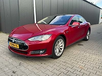 Voertuigen, tractoren, graafmachines, opslagshelters, woonunits en gereedschappen