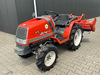 Voertuigen, tractoren, tuin- en parkmachines, aanbouwdelen, buitenkeukens en gereedschappen